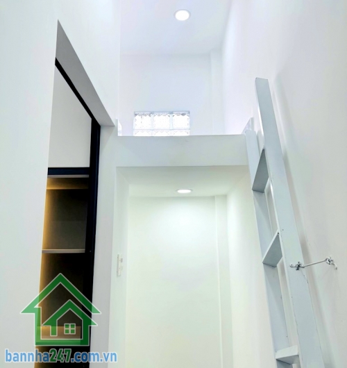 CHỈ 3,35 TỶ - NHÀ PHẠM VĂN BẠCH, TRẦN THÁNH TÔNG – HẺM 3M, GẦN Ô TÔ – FULL NỘI THẤT – SHR Diện tích: 21m² (3,2x6,6)m, công nhận 19m², vuông A4. Kết cấu: 2 tầng + lửng.