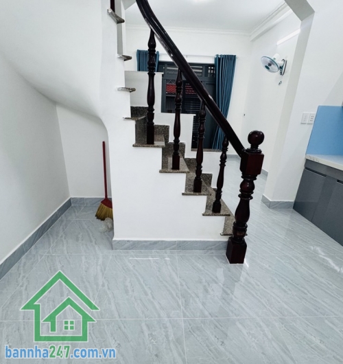 NHỈNH 4 TỶ - BÁN NHÀ MỚI 2 TẦNG – DT 36M² – 2PN – 2WC – TẶNG FULL NỘI THẤT DT: 4 x 9m, sổ vuông A4, công nhận đủ. Kết cấu: 2 tầng mới, 2PN, 2WC, sân để xe máy. Hẻm 3 gác.