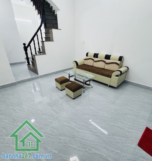 NHỈNH 4 TỶ - BÁN NHÀ MỚI 2 TẦNG – DT 36M² – 2PN – 2WC – TẶNG FULL NỘI THẤT DT: 4 x 9m, sổ vuông A4, công nhận đủ. Kết cấu: 2 tầng mới, 2PN, 2WC, sân để xe máy. Hẻm 3 gác.