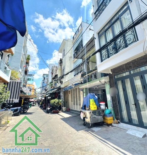 CHỈ 4,35 TỶ – NHÀ 3 TẦNG MỚI – NGAY CHỢ HỒ THỊ KỶ – HẺM Ô TÔ 8M DT: 15m² (2.7 x 6m, nở hậu tài lộc) – DTSD 45m².  Kết cấu: 3 tầng kiên cố – 2PN, 3WC.Tặng Full nội thất.