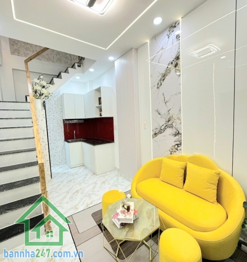 CHỈ 4,35 TỶ – NHÀ 3 TẦNG MỚI – NGAY CHỢ HỒ THỊ KỶ – HẺM Ô TÔ 8M DT: 15m² (2.7 x 6m, nở hậu tài lộc) – DTSD 45m².  Kết cấu: 3 tầng kiên cố – 2PN, 3WC.Tặng Full nội thất.