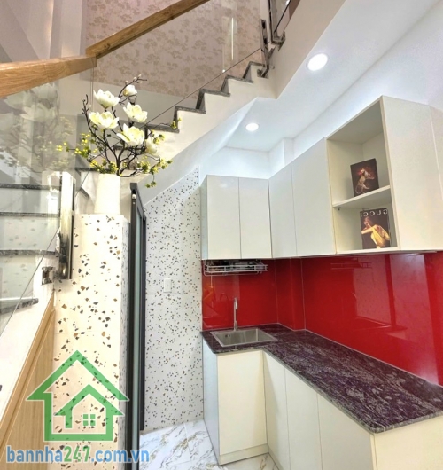 CHỈ 4,35 TỶ – NHÀ 3 TẦNG MỚI – NGAY CHỢ HỒ THỊ KỶ – HẺM Ô TÔ 8M DT: 15m² (2.7 x 6m, nở hậu tài lộc) – DTSD 45m².  Kết cấu: 3 tầng kiên cố – 2PN, 3WC.Tặng Full nội thất.