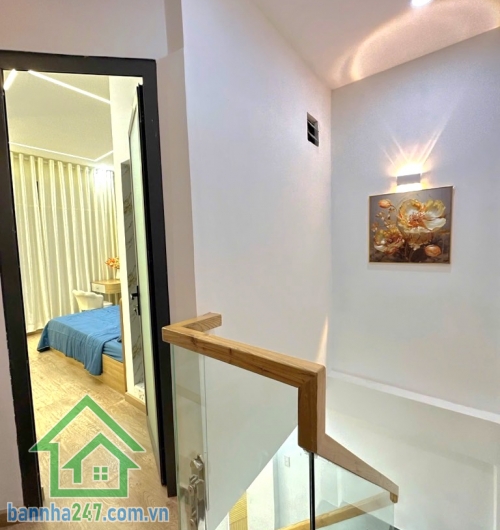 CHỈ 4,35 TỶ – NHÀ 3 TẦNG MỚI – NGAY CHỢ HỒ THỊ KỶ – HẺM Ô TÔ 8M DT: 15m² (2.7 x 6m, nở hậu tài lộc) – DTSD 45m².  Kết cấu: 3 tầng kiên cố – 2PN, 3WC.Tặng Full nội thất.