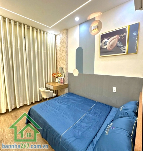CHỈ 4,35 TỶ – NHÀ 3 TẦNG MỚI – NGAY CHỢ HỒ THỊ KỶ – HẺM Ô TÔ 8M DT: 15m² (2.7 x 6m, nở hậu tài lộc) – DTSD 45m².  Kết cấu: 3 tầng kiên cố – 2PN, 3WC.Tặng Full nội thất.