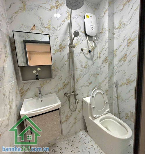 CHỈ 4,35 TỶ – NHÀ 3 TẦNG MỚI – NGAY CHỢ HỒ THỊ KỶ – HẺM Ô TÔ 8M DT: 15m² (2.7 x 6m, nở hậu tài lộc) – DTSD 45m².  Kết cấu: 3 tầng kiên cố – 2PN, 3WC.Tặng Full nội thất.
