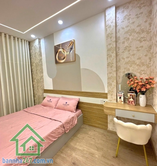 CHỈ 4,35 TỶ – NHÀ 3 TẦNG MỚI – NGAY CHỢ HỒ THỊ KỶ – HẺM Ô TÔ 8M DT: 15m² (2.7 x 6m, nở hậu tài lộc) – DTSD 45m².  Kết cấu: 3 tầng kiên cố – 2PN, 3WC.Tặng Full nội thất.