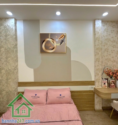 CHỈ 4,35 TỶ – NHÀ 3 TẦNG MỚI – NGAY CHỢ HỒ THỊ KỶ – HẺM Ô TÔ 8M DT: 15m² (2.7 x 6m, nở hậu tài lộc) – DTSD 45m².  Kết cấu: 3 tầng kiên cố – 2PN, 3WC.Tặng Full nội thất.