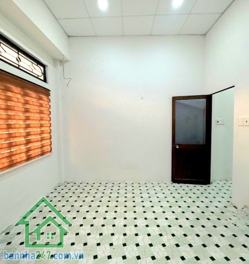 CHỈ 4,1 TỶ – HẺM BA GÁC 1 TRỤC – ĐƯỜNG 3/2 – P.2 – QUẬN 11 - DT 32M² – NHÀ 2 TẦNG ĐÚC – GẦN MẶT TIỀN – KHU PHỐ NGƯỜI HOA Kết cấu: • 1 trệt 1 lầu đúc thật • 2PN - 2WC