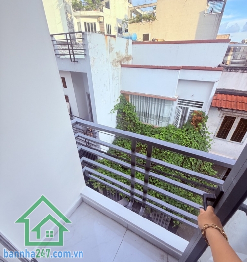 CHỈ 3,2 TỶ – NHÀ 4 TẦNG HẺM XE HƠI TÂN THẮNG – SÁT AEON TÂN PHÚ * DT: 16m² (4 x 4.2), DTSD: 64m² * Kết cấu: 1 trệt 2 lầu, sân thượng – gồm 2PN, 2WC * Hẻm xe hơi thông. 