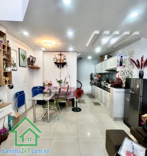 CHỈ 5,7 TỶ – SIÊU PHẨM 5 TẦNG BỜ BAO TÂN THẮNG - NGAY AEON MALL TÂN PHÚ – NHÀ MỚI Ở LIỀN - 4PN – 3WC Diện tích: 4,2 x 8,3m – 35m² Kết cấu: 1 trệt + 1 lửng + 3 3 lầu – 5 tầng BTCT. Công năng: 4PN – 3WC – phòng khách – bếp – giếng trời. Ban công + sân thượn