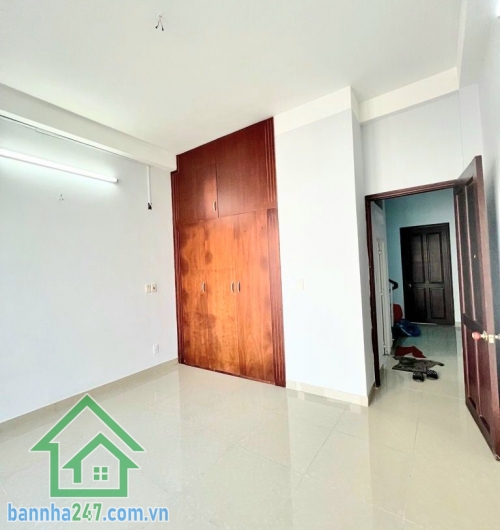 CHỈ 6,85 TỶ – SIÊU PHẨM NHÀ PHỐ TÂN KỲ TÂN QUÝ - HẺM RỘNG 5M – NHÀ MỚI ĐẸP – SÁT AEON TÂN PHÚ - 3 PN – 3 WC Diện tích: 4 x 12,5m – 50m² Kết cấu: 1 trệt 2  lầu BTCT • 3 PN – 3 WC