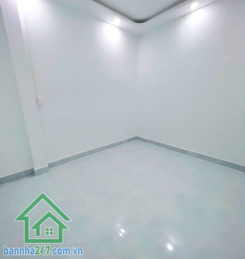 CHỈ 4,7 TỶ - NHÀ MỚI 2 TẦNG – LÊ VĂN QUỚI – SÁT NGÃ TƯ BỐN XÃ – CHỈ XÁCH VALI VÀO Ở  DT: 4.2 x 11m (45m²), 1 trệt 1 lầu Công năng: 3PN (có PN tầng trệt), 2 WC.