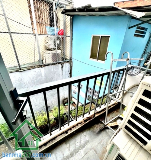 NHÀ NGỘP NGÂN HÀNG – FULL NỘI THẤT – VƯỜN LÀI, TÂN PHÚ - CHỈ 4,38 TỶ * Diện tích: 2.7 x 13m (31m²) – 1 trệt 1 lầu, gồm 2PN – 2WC, phòng khách, bếp, ban công thoáng mát