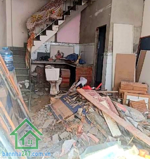 CHỈ 5,5 TỶ - NHÀ HẺM XE HƠI ĐỖ CỬA – VƯỜN LÀI – LÊ VĂN PHAN – TÂN PHÚ - 2 PN – 3 WC (mỗi tầng 1 WC) Diện tích: 28m² (4x 7)m Kết cấu: Trệt + Lửng + 2 Lầu + Sân thượng