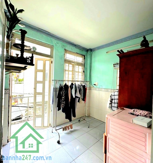 CHỈ 3,25 TỶ TL – PHÚ THỌ HÒA – TÂN PHÚ - NGAY CHỢ VẢI – 26M² – 3 TẦNG – HẺM ĐẸP – 2PN – 2WC Kết cấu: • 1 trệt – 1 lửng – 1 lầu • 2PN – 2WC – phòng thờ – phòng khách