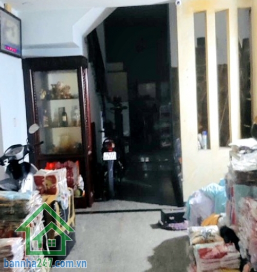 CHỈ 10,9 TỶ – HẺM NHỰA 8M THÔNG – KHU VIP BÀU CÁT – NHÀ 4 TẦNG BTCT – 74M² (3,9 x 21)m – 4PN – 4WC Mô tả: * Vị trí đắc địa, khu phố ẩm thực Đồng Đen – Bàu Cát.