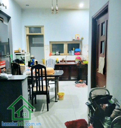 CHỈ 10,9 TỶ – HẺM NHỰA 8M THÔNG – KHU VIP BÀU CÁT – NHÀ 4 TẦNG BTCT – 74M² (3,9 x 21)m – 4PN – 4WC Mô tả: * Vị trí đắc địa, khu phố ẩm thực Đồng Đen – Bàu Cát.