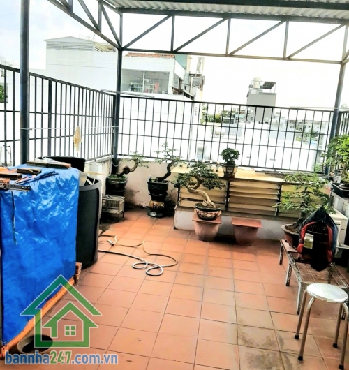 CHỈ 10,9 TỶ – HẺM NHỰA 8M THÔNG – KHU VIP BÀU CÁT – NHÀ 4 TẦNG BTCT – 74M² (3,9 x 21)m – 4PN – 4WC Mô tả: * Vị trí đắc địa, khu phố ẩm thực Đồng Đen – Bàu Cát.