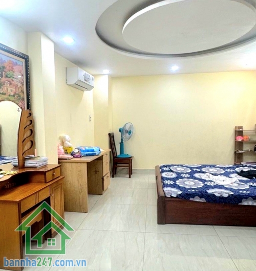 CHỈ 16,5 TỶ – SIÊU PHẨM NHÀ PHỐ 5 TẦNG – HẺM NHỰA XE HƠI TRÁNH – GIÁP QUẬN 10 - DT: 80M² - 5PN, 7WC * Diện tích: 80m² (5,5 x 15m) – sổ vuông A4 * Kết cấu: 5 tầng