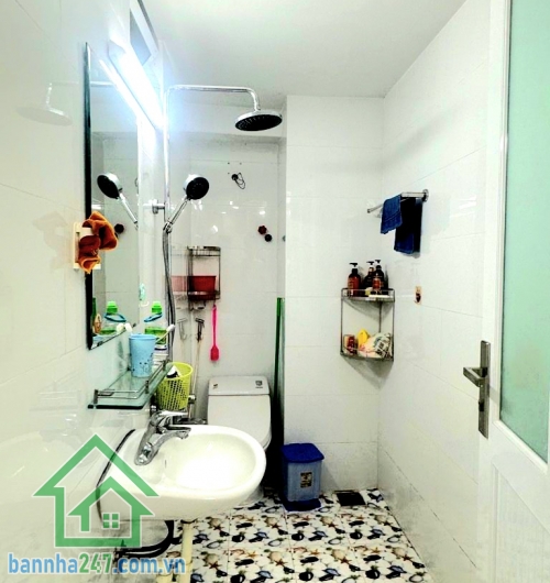 CHỈ 16,5 TỶ – SIÊU PHẨM NHÀ PHỐ 5 TẦNG – HẺM NHỰA XE HƠI TRÁNH – GIÁP QUẬN 10 - DT: 80M² - 5PN, 7WC * Diện tích: 80m² (5,5 x 15m) – sổ vuông A4 * Kết cấu: 5 tầng