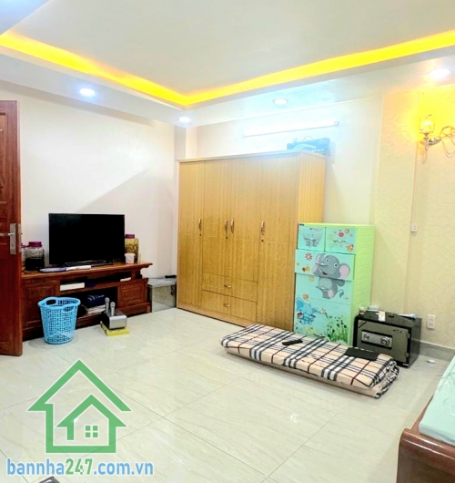 CHỈ 16,5 TỶ – SIÊU PHẨM NHÀ PHỐ 5 TẦNG – HẺM NHỰA XE HƠI TRÁNH – GIÁP QUẬN 10 - DT: 80M² - 5PN, 7WC * Diện tích: 80m² (5,5 x 15m) – sổ vuông A4 * Kết cấu: 5 tầng
