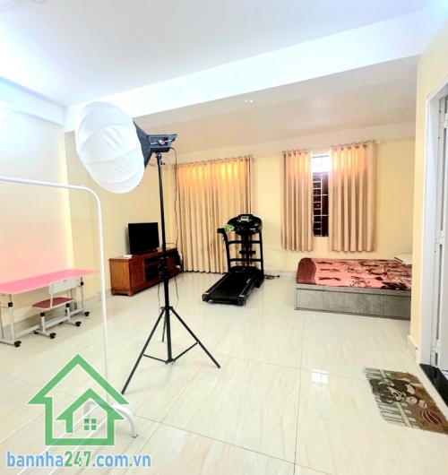 CHỈ 16,5 TỶ – SIÊU PHẨM NHÀ PHỐ 5 TẦNG – HẺM NHỰA XE HƠI TRÁNH – GIÁP QUẬN 10 - DT: 80M² - 5PN, 7WC * Diện tích: 80m² (5,5 x 15m) – sổ vuông A4 * Kết cấu: 5 tầng