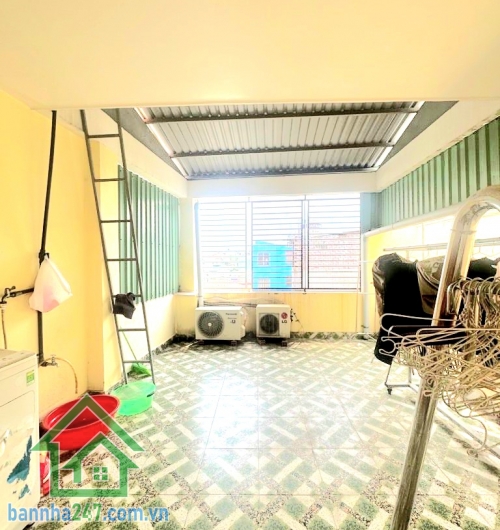 CHỈ 16,5 TỶ – SIÊU PHẨM NHÀ PHỐ 5 TẦNG – HẺM NHỰA XE HƠI TRÁNH – GIÁP QUẬN 10 - DT: 80M² - 5PN, 7WC * Diện tích: 80m² (5,5 x 15m) – sổ vuông A4 * Kết cấu: 5 tầng