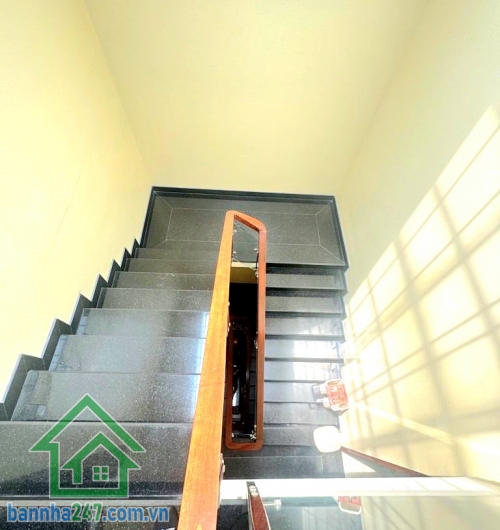 CHỈ 16,5 TỶ – SIÊU PHẨM NHÀ PHỐ 5 TẦNG – HẺM NHỰA XE HƠI TRÁNH – GIÁP QUẬN 10 - DT: 80M² - 5PN, 7WC * Diện tích: 80m² (5,5 x 15m) – sổ vuông A4 * Kết cấu: 5 tầng