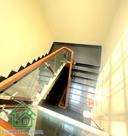 CHỈ 16,5 TỶ – SIÊU PHẨM NHÀ PHỐ 5 TẦNG – HẺM NHỰA XE HƠI TRÁNH – GIÁP QUẬN 10 - DT: 80M² - 5PN, 7WC * Diện tích: 80m² (5,5 x 15m) – sổ vuông A4 * Kết cấu: 5 tầng