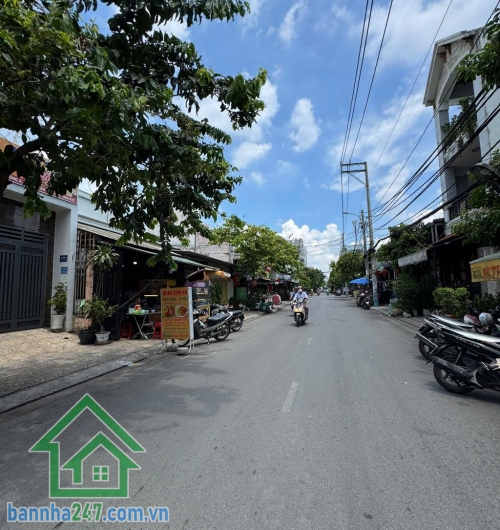 CHỦ ĐI ĐỊNH CƯ GẤP – NHÀ 2 TẦNG – 100M² – ĐƯỜNG 12M – LÊ VĂN QUỚI – CHỈ 11 TỶ DT: 100m² – 2 tầng, 3PN – 3WC, nhà thoáng, rộng rãi, đang cho thuê mặt tiền kinh doanh. 
