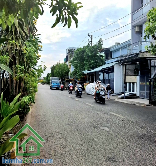 CHỈ 6,5 TỶ! - MẶT TIỀN KINH DOANH – SẦM UẤT NHẤT KHU VỰC – 3 TẦNG – 50M² –  Kết cấu: Trệt + Lửng + Lầu, 3PN – 2WC, có ban công thoáng mát. Mặt tiền cực đẹp, vị trí đắc địa, buôn bán – kinh doanh – mở văn phòng đều hợp. Khu dân cư đông đúc, tiện ích xung q