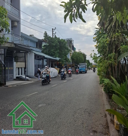MẶT TIỀN KINH DOANH ĐƯỜNG 10M – SẦM UẤT – NHÀ 3 TẦNG – VIEW THOÁNG – CHỈ 6 TỶ Diện tích: 50m² – sổ hồng riêng – hoàn công đầy đủ. Kết cấu: 1 trệt, 1 lửng, 1 lầu.