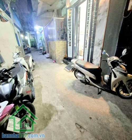 CHỈ 5,08 TỶ – TRUNG TÂM QUẬN 10 - HẺM 4M – 4 TẦNG BTCT – 3PN – 4WC - GẦN BV HÒA HẢO – CHỢ RẪY – UEH Kết cấu: 4 Tầng BTCT (1 trệt, 3 lầu), ban công thoáng, 3PN - 4WC, Đúc BTCT chắc chắn, mua về ở ngay
