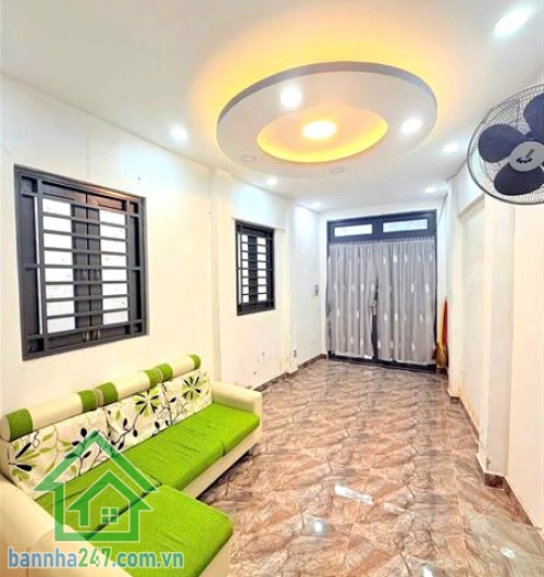 CHỈ 4,5 TỶ - PHẠM VĂN HAI – TÂN BÌNH – NHÀ 3 MẶT HẺM CỰC THOÁNG – 2PN, 2WC DT: 31m², kết cấu 1 trệt 1 lầu, gồm 2PN, 2WC, nhà mới, dọn vào ở ngay. Nhà 3 mặt hẻm