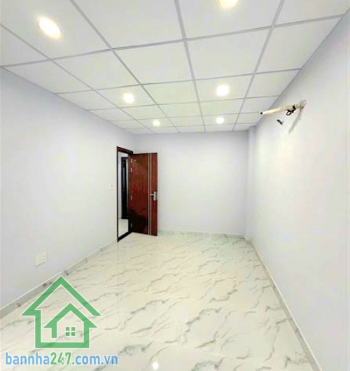 CHỈ 4,65 TỶ – NHÀ MỚI XINH - P10. TÂN BÌNH - 2 TẦNG – HẺM BA GÁC – KHÔNG LỘ GIỚI DT: 4x8m (32m² công nhận đủ, vuông A4) Kết cấu: 1 trệt 1 lầu đúc thật – 2PN, 2WC
