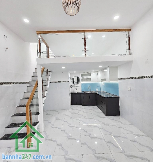 Cơ hội hiếm tại trung tâm Tân Bình – chỉ hơn 2 tỷ sở hữu ngay nhà 3 tầng kiên cố. Diện tích: 25.4m2 (ngang 4m, dài 6.7m). Kết cấu: 1 trệt, 1 lửng, 1 lầu, 2 PN rộng, bếp rộng.