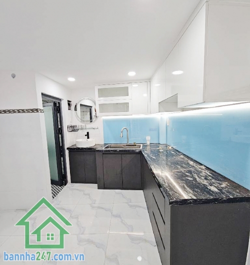 Cơ hội hiếm tại trung tâm Tân Bình – chỉ hơn 2 tỷ sở hữu ngay nhà 3 tầng kiên cố. Diện tích: 25.4m2 (ngang 4m, dài 6.7m). Kết cấu: 1 trệt, 1 lửng, 1 lầu, 2 PN rộng, bếp rộng.