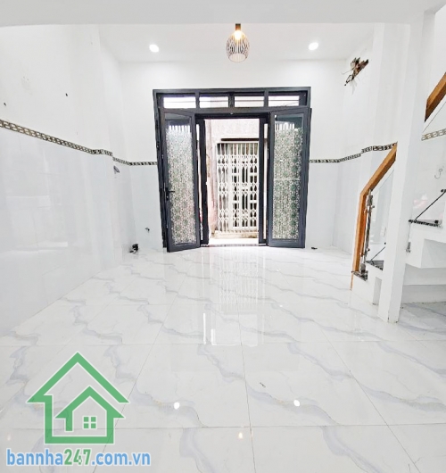 Cơ hội hiếm tại trung tâm Tân Bình – chỉ hơn 2 tỷ sở hữu ngay nhà 3 tầng kiên cố. Diện tích: 25.4m2 (ngang 4m, dài 6.7m). Kết cấu: 1 trệt, 1 lửng, 1 lầu, 2 PN rộng, bếp rộng.