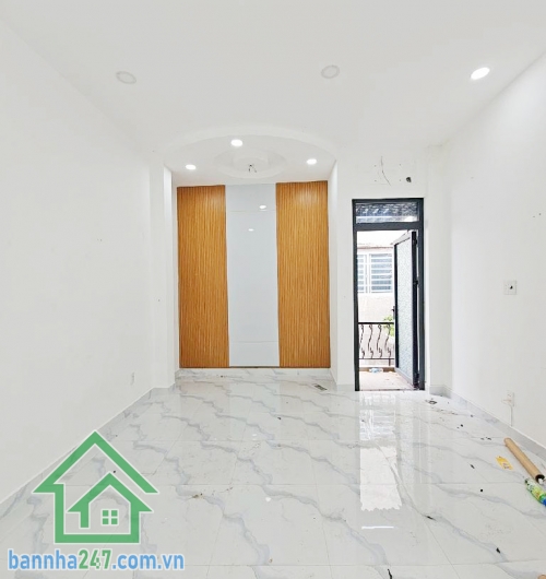 Cơ hội hiếm tại trung tâm Tân Bình – chỉ hơn 2 tỷ sở hữu ngay nhà 3 tầng kiên cố. Diện tích: 25.4m2 (ngang 4m, dài 6.7m). Kết cấu: 1 trệt, 1 lửng, 1 lầu, 2 PN rộng, bếp rộng.