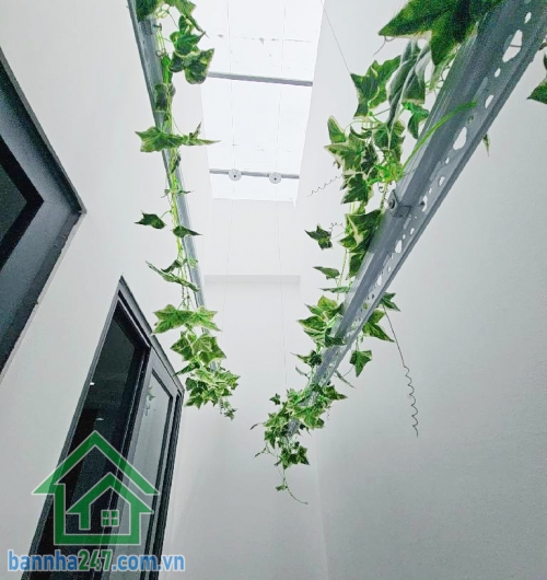 Cơ hội hiếm tại trung tâm Tân Bình – chỉ hơn 2 tỷ sở hữu ngay nhà 3 tầng kiên cố. Diện tích: 25.4m2 (ngang 4m, dài 6.7m). Kết cấu: 1 trệt, 1 lửng, 1 lầu, 2 PN rộng, bếp rộng.