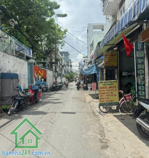 GÓC 2MT KINH DOANH – VỊ TRÍ VÀNG NGAY ĐH CÔNG THƯƠNG – AEON MALL – 6.7 TỶ  DT: 61m² (4.5 x 16m). Sổ hồng riêng. Nhà hiện trạng: 1 trệt 1 lửng, đang có 5 phòng trọ đang cho thuê. Thu nhập 12 triệu/tháng. 