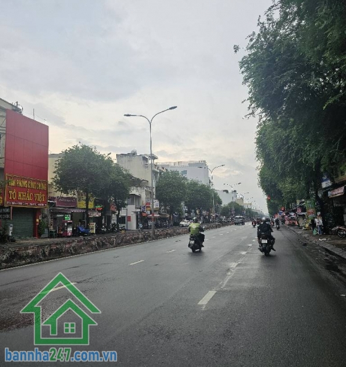 GÓC 2MT KINH DOANH – VỊ TRÍ VÀNG NGAY ĐH CÔNG THƯƠNG – AEON MALL – 6.7 TỶ  DT: 61m² (4.5 x 16m). Sổ hồng riêng. Nhà hiện trạng: 1 trệt 1 lửng, đang có 5 phòng trọ đang cho thuê. Thu nhập 12 triệu/tháng. 