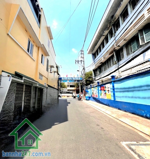 CHỈ 8,9 TỶ – NHÀ MTKD ĐƯỜNG 4M – NGÃ TƯ BẢY HIỀN – VỪA Ở VỪA KINH DOANH Kết cấu: 1 trệt 1 lầu, gồm 3PN, phòng khách, bếp Đang cho thuê 10tr/tháng, thu nhập ổn định.