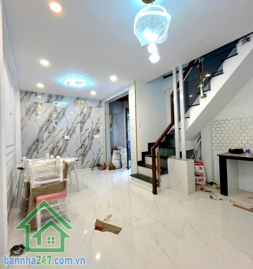 Nhỉnh 4 tỷ – nhà đẹp Đồng Đen, Tân Bình. Diện tích: 32m2 (4,2 x 7m, thực tế 4,2 x 8m có giếng trời 1m). Kết cấu: 1 trệt 1 lầu, 2 phòng ngủ, 2 WC. Nhà mới hoàn toàn.