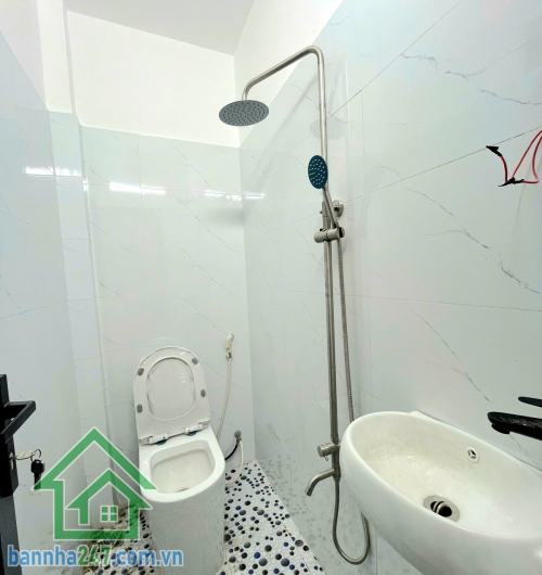 Nhỉnh 4 tỷ – nhà đẹp Đồng Đen, Tân Bình. Diện tích: 32m2 (4,2 x 7m, thực tế 4,2 x 8m có giếng trời 1m). Kết cấu: 1 trệt 1 lầu, 2 phòng ngủ, 2 WC. Nhà mới hoàn toàn.