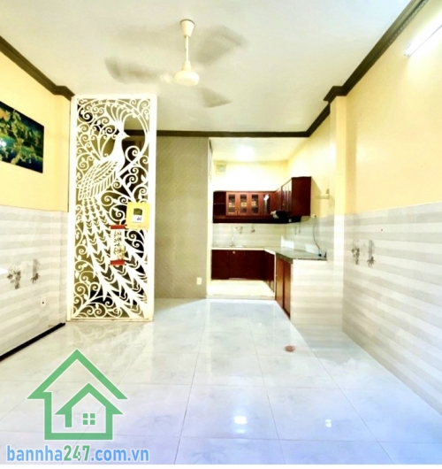 CHỈ 4,1 TỶ – NHÀ ĐẸP GÒ VẤP – HẺM THÔNG THÍCH QUẢNG ĐỨC – GIÁP PHÚ NHUẬN – 2 TẦNG BTCT - 2PN – 2WC DT: 32m² – 1 trệt 1 lầu, 2PN – 2WC Hẻm thông sạch sẽ, dân trí cao.