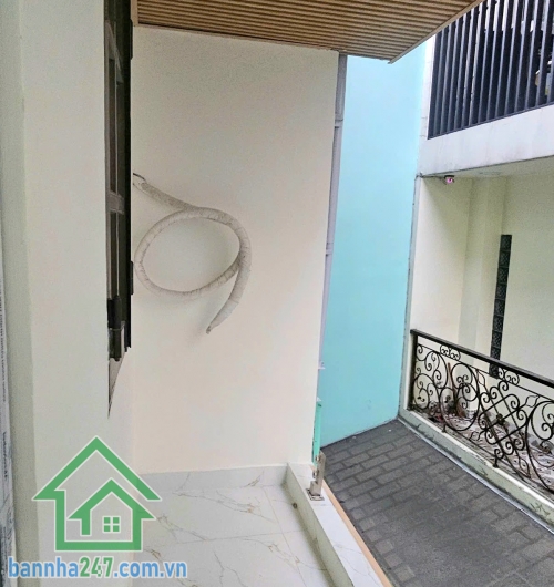 CHỈ 3,99 TỶ - NHÀ ĐẸP HỒNG BÀNG – QUẬN 6 – HẺM BA GÁC 4 TẦNG - 3PN -4 WC Ở NGAY Diện tích xây dựng: * Trệt: 3.1m x 6m * Lầu 1–2–3: 3.1m x 7m (ban công lấn ra 1m). Kết cấu chuẩn: Trệt + 3 lầu + phòng thờ.  3 PN - 4 WC