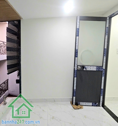 CHỈ 3,99 TỶ - NHÀ ĐẸP HỒNG BÀNG – QUẬN 6 – HẺM BA GÁC 4 TẦNG - 3PN -4 WC Ở NGAY Diện tích xây dựng: * Trệt: 3.1m x 6m * Lầu 1–2–3: 3.1m x 7m (ban công lấn ra 1m). Kết cấu chuẩn: Trệt + 3 lầu + phòng thờ.  3 PN - 4 WC