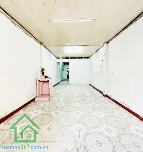 CHỈ 6,7 TỶ – HẺM XE HƠI 4M – THÁI PHIÊN, QUẬN 11 – 56M² – NHÀ CŨ TIỆN XÂY MỚI Diện tích: 56m², kết cấu 1 trệt 1 gác. Hẻm xe hơi tới tận nhà, chỉ cách mặt tiền 100m. Khu dân cư yên tĩnh, dân trí cao, an ninh tốt.