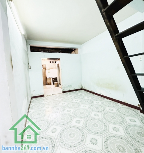 CHỈ 6,7 TỶ – HẺM XE HƠI 4M – THÁI PHIÊN, QUẬN 11 – 56M² – NHÀ CŨ TIỆN XÂY MỚI Diện tích: 56m², kết cấu 1 trệt 1 gác. Hẻm xe hơi tới tận nhà, chỉ cách mặt tiền 100m. Khu dân cư yên tĩnh, dân trí cao, an ninh tốt.